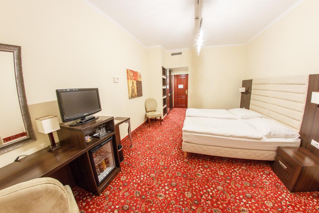 Hotel Kristaly Imperial Tata Exterior foto