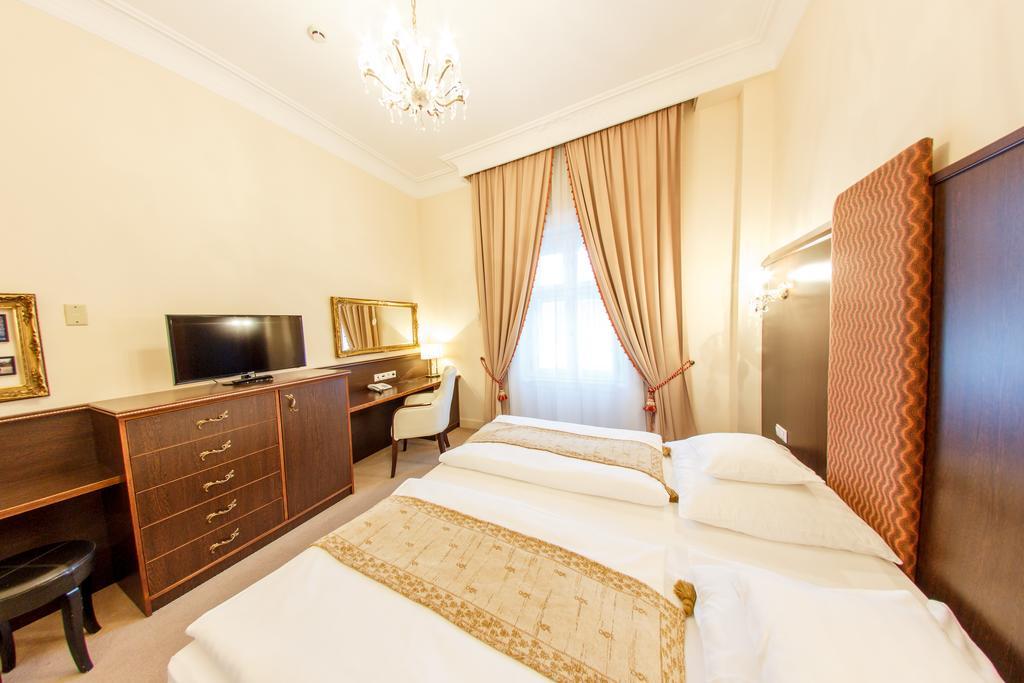 Hotel Kristaly Imperial Tata Exterior foto