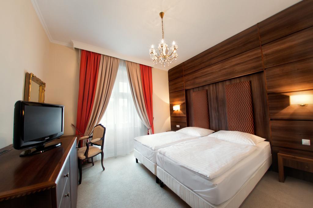 Hotel Kristaly Imperial Tata Exterior foto