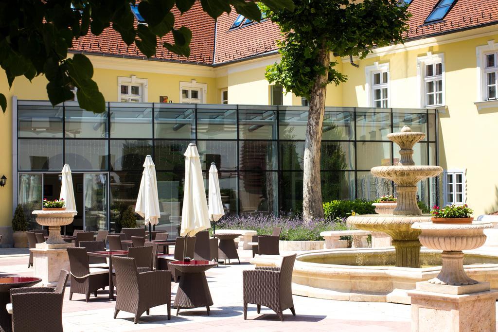 Hotel Kristaly Imperial Tata Exterior foto