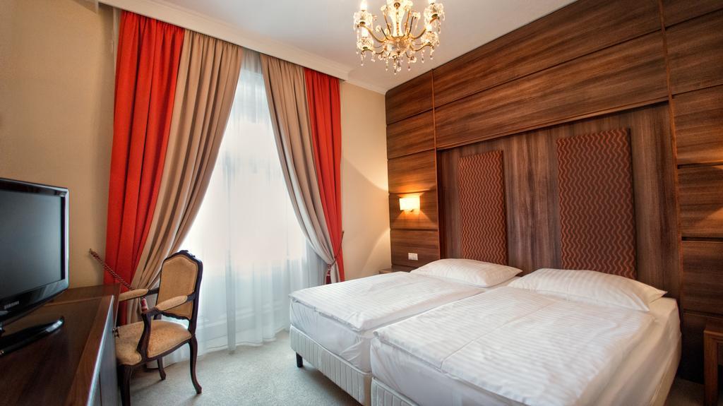 Hotel Kristaly Imperial Tata Exterior foto